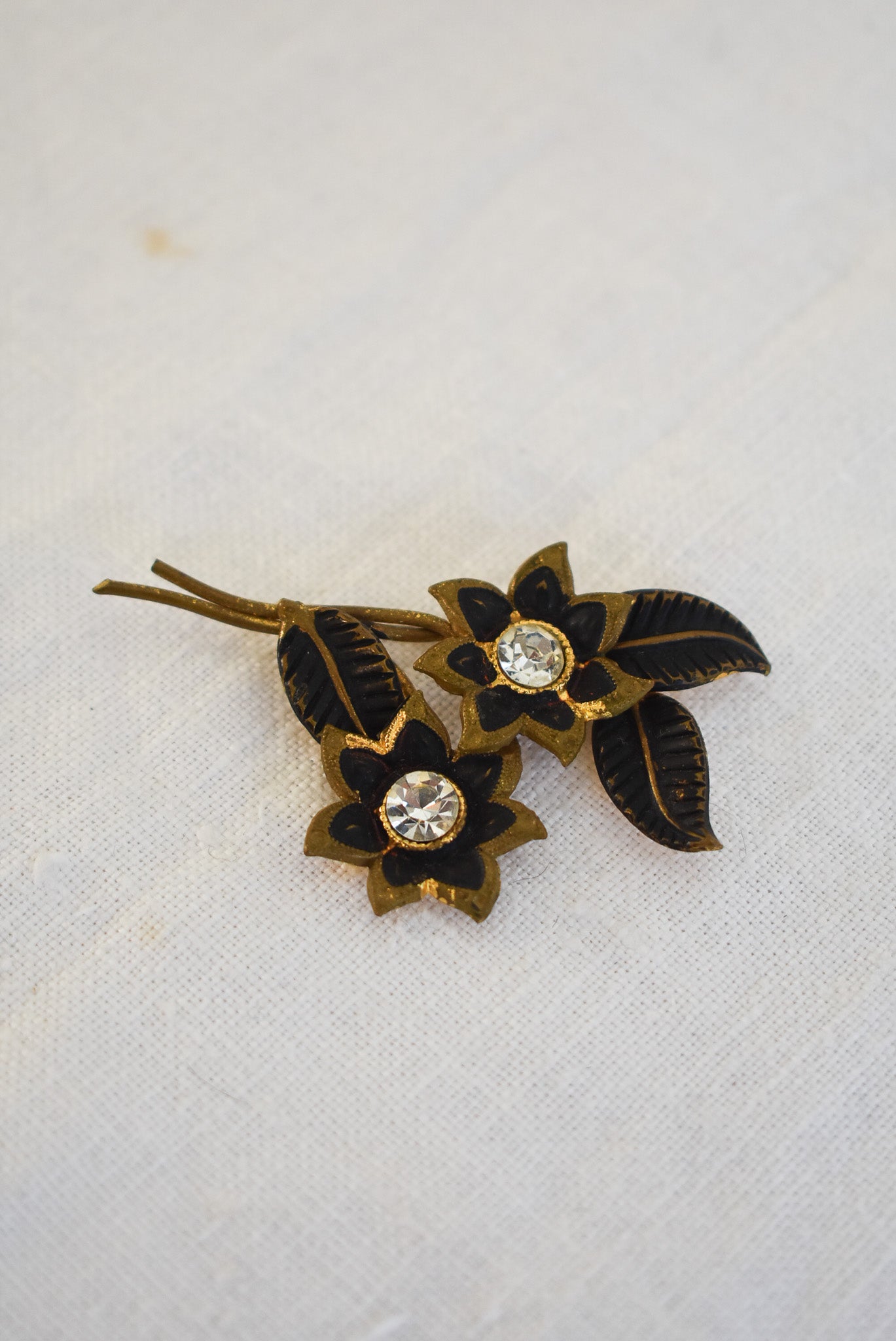 Bunch of flowers golden brooch