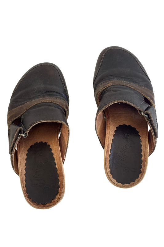 Brown leather sandals, 36