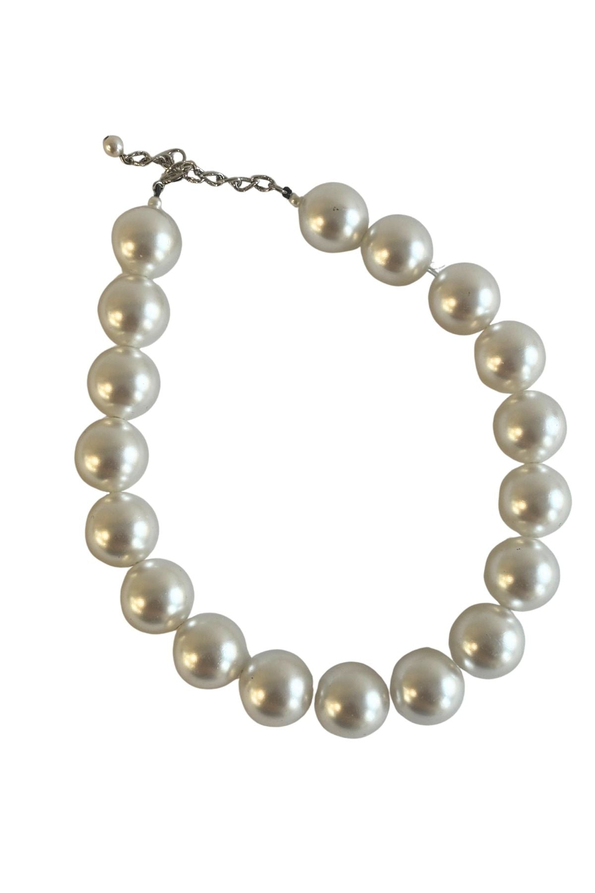 Retro giant faux pearl necklace