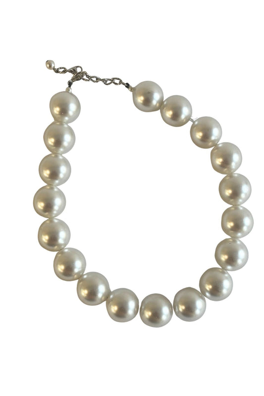 Retro giant faux pearl necklace