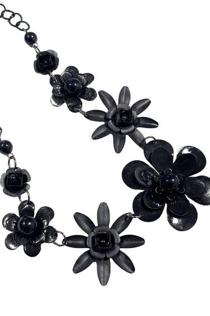 Metal flowers necklace
