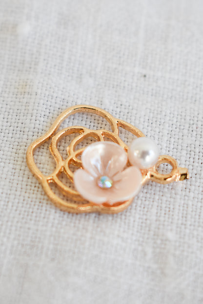 Flower and pearl pendant