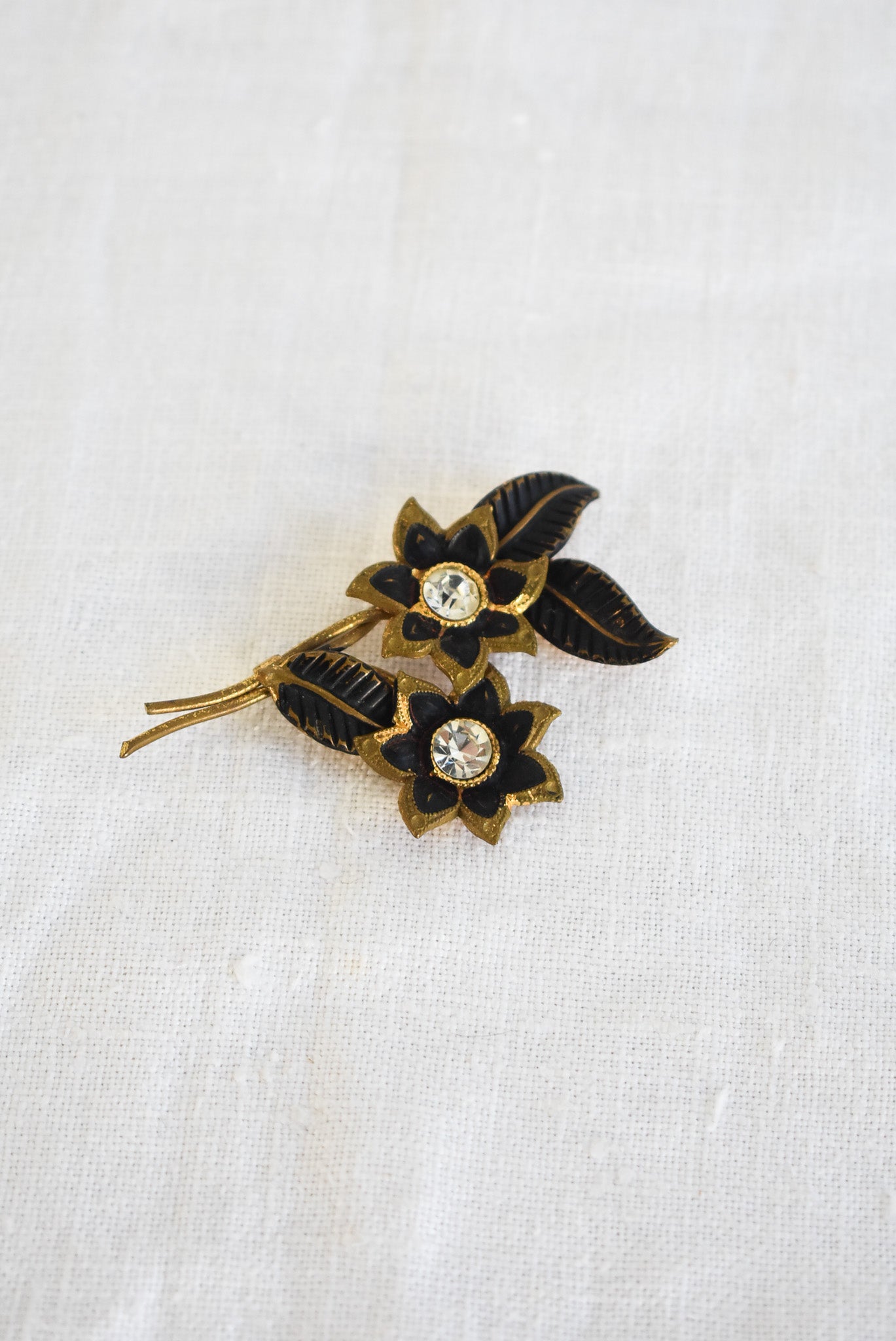 Bunch of flowers golden brooch