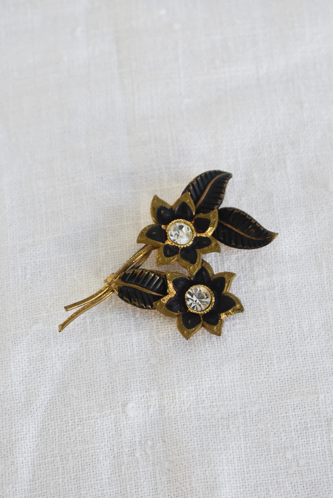 Bunch of flowers golden brooch